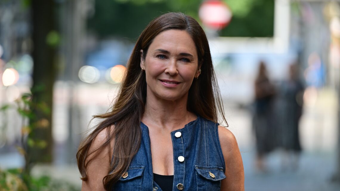 Dorota Naruszewicz - aktorka spaceruje ulicami Warszawy