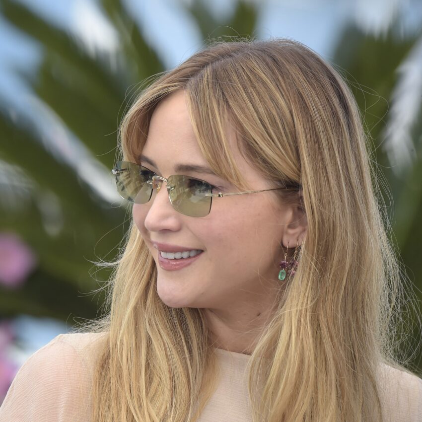 Jennifer Lawrence: „Kiedy mówimy szczerze, co myślimy, nazywają nas zdzirami” – zdjęcie numer 1 Jennifer Lawrence - Hello Zdrowie