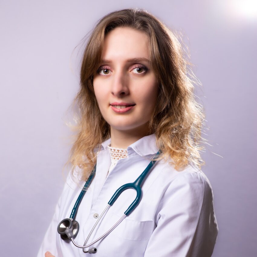 „Obserwuję coraz więcej przypadków dny moczanowej u kobiet po menopauzie oraz u młodych mężczyzn” – mówi internistka lek. Katarzyna Ostafin – zdjęcie numer 1 Lek. Katarzyna Ostafin - Hello Zdrowie