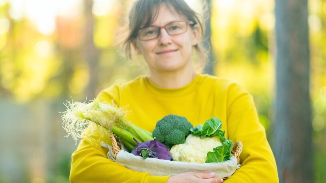 na zdjęciu: kobieta trzyma warzywa, tekst o tym, czy ważniejszy jest w diecie błonnik czy białko - Hello Zdrowie