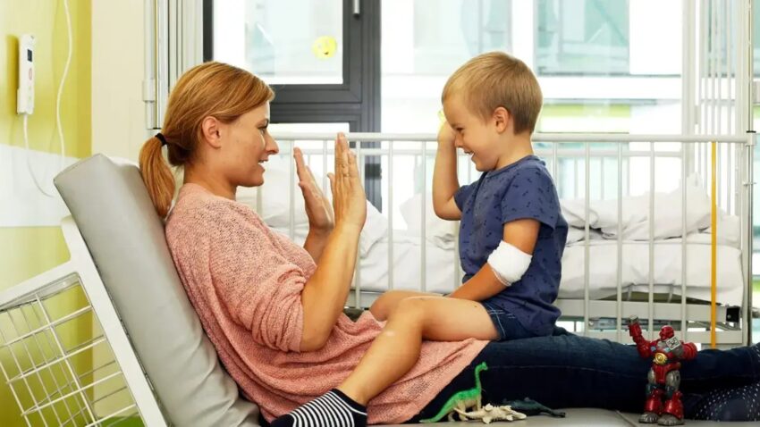 Mama z dzieckiem w szpitalu