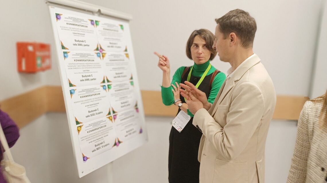 Konferencja „Jak wspierać rodzinnych opiekunów seniorów z zaburzeniami poznawczymi? Zalecenia rodzin dla instytucji pomocy i integracji społecznej” - Hello Zdrowie