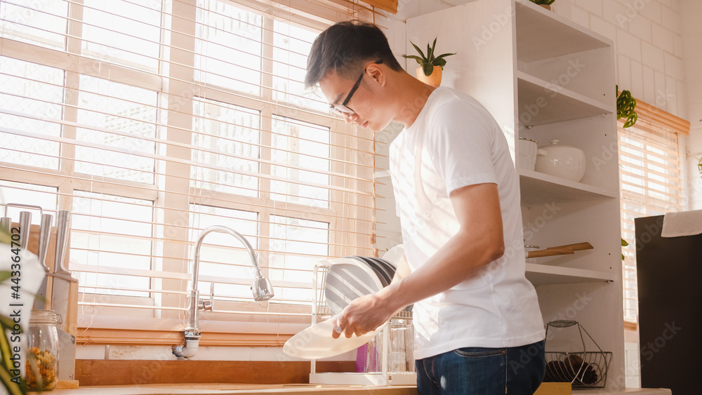 Mężczyzna z Chin zmywa naczynia
