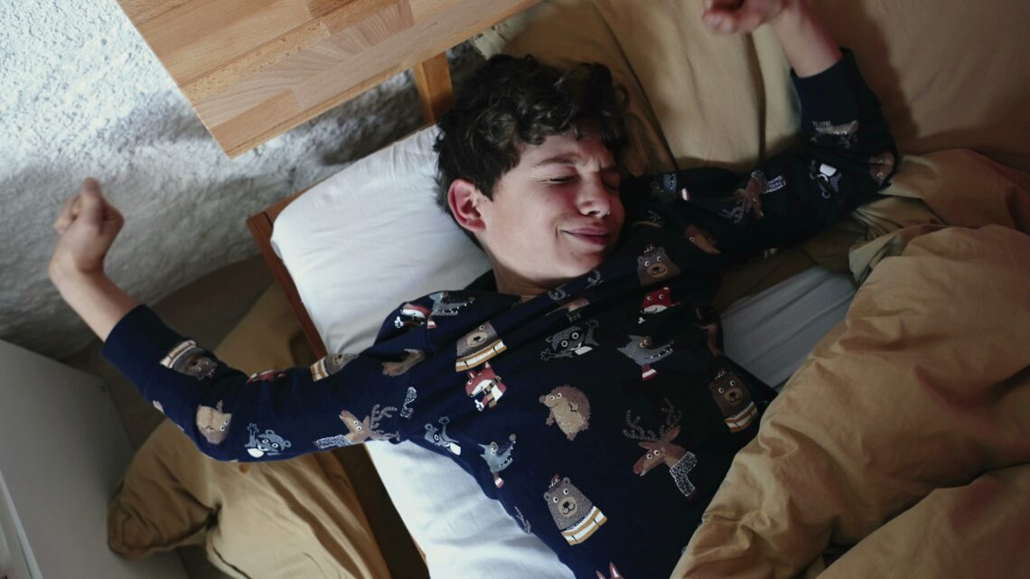 Nastolatek ma trudności z porannym wstaniem z łóżka