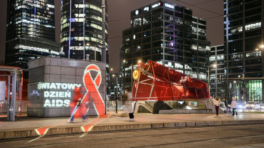 czerwona kokardka - symbol światowego dnia AIDS - w Warszawie - Hello Zdrowie