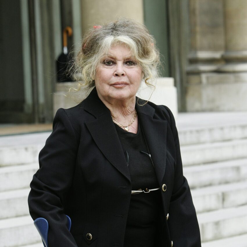 Brigitte Bardot po spotkaniu na temat środowiska z prezydentem Francji Nicolasem Sarkozym w Pałacu Elizejskim w Paryżu, wrzesień 2007 r.