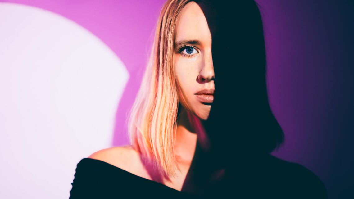 na zdjęciu: zamyślona dziewczyna, pół twarzy ma w cieniu; tekst o sztucznej inteligencji i jej wpływie na ludzi - Hello Zdrowie