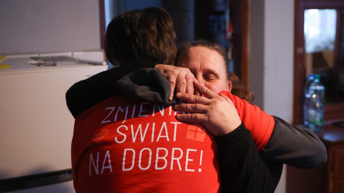 wolontariusz Szlachetnej Paczki u uścisku z osobą obdarowywaną - Hello Zdrowie