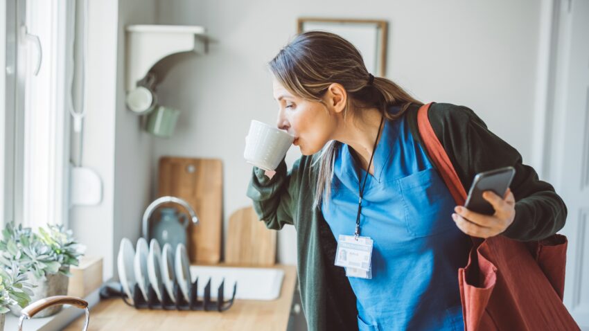 na zdjęciu: kobieta, która się spieszy nie zjadła śniadania, tekst o tym, czy niejedzenie śniadań przybliża nas do śmierci - Hello Zdrowie