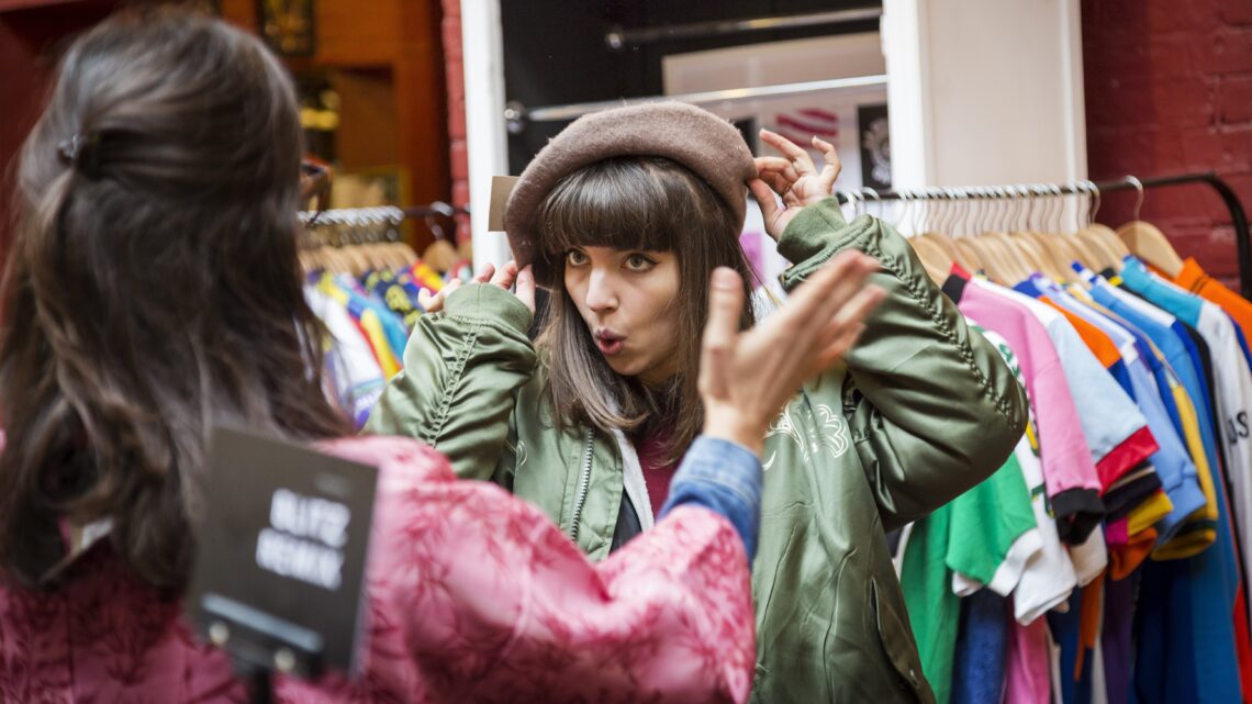 młoda kobieta na zakupach w sklepie przymierza beret - Hello Zdrowie