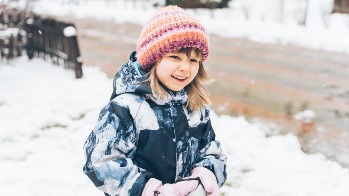 dziewczynka bawi się na śniegu - Hello Zdrowie