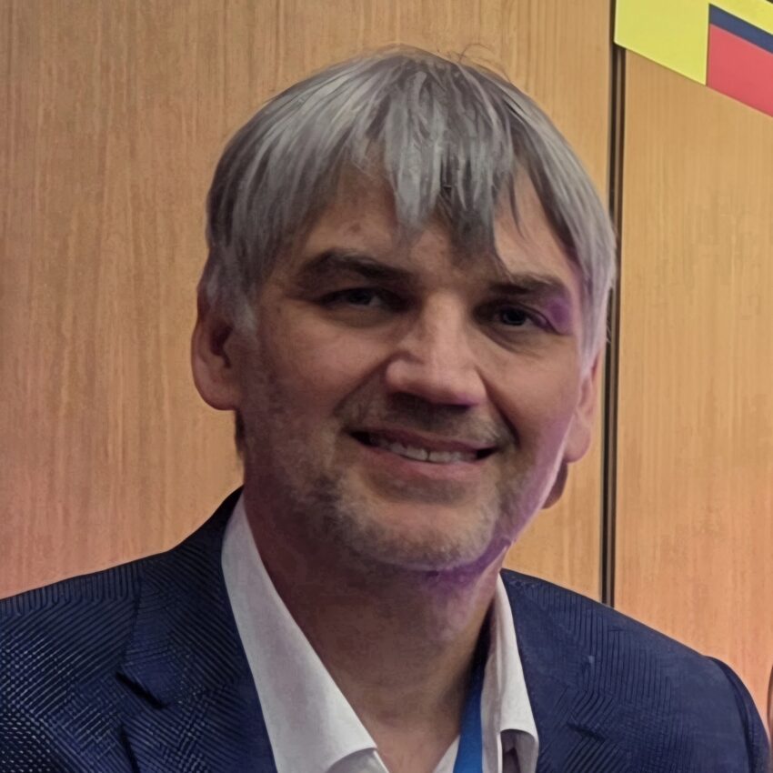 Prof. Dawid Larysz: „Niestety nadal zdarza się, że trafia do nas 9-, 10- czy 11-letnie dziecko, które ma na przykład dwa lata odroczenia szkolnego, a dopiero teraz ktoś zwrócił uwagę na nieprawidłowy kształt jego głowy” – zdjęcie numer 1 Prof. Dawid Larysz - Hello Zdrowie