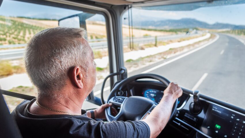starszy mężczyzna prowadzi TIR-a w jakimś ciepłym kraju - Hello Zdrowie