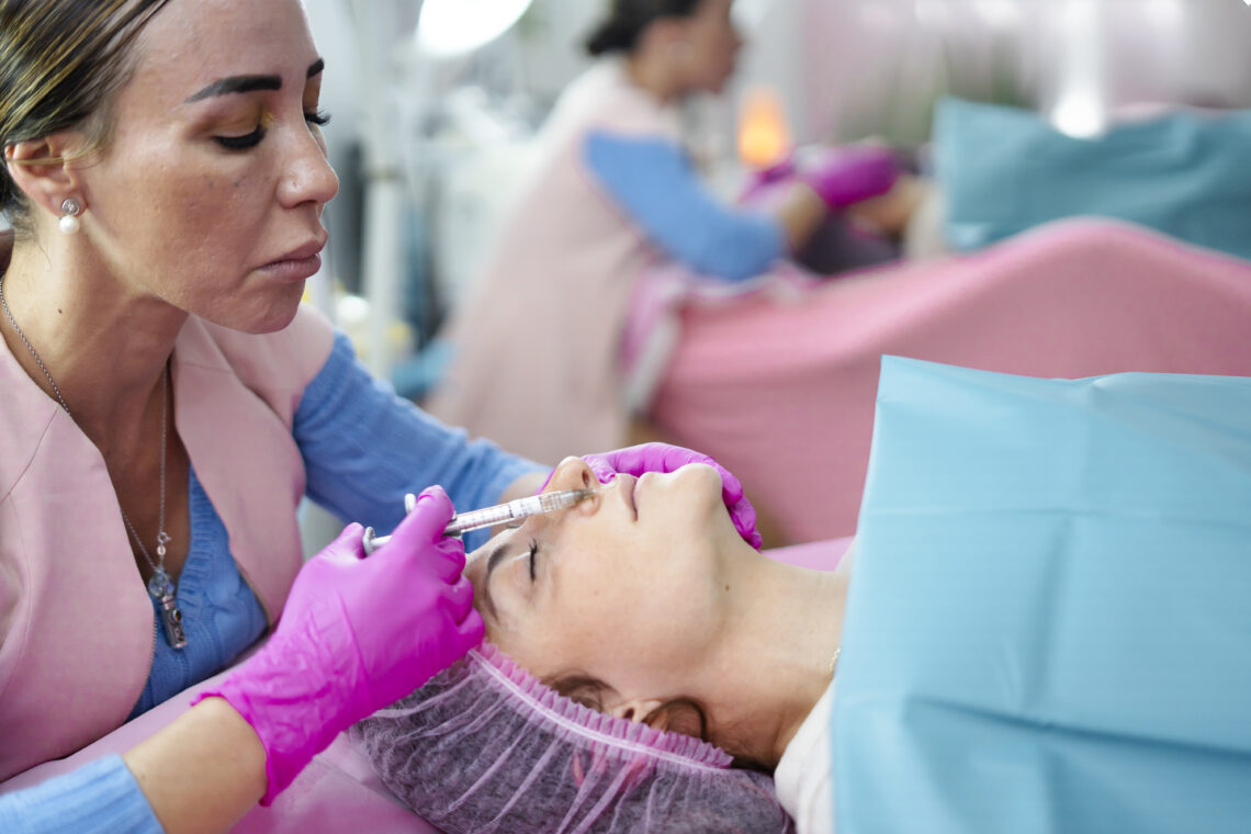 młoda kobieta w salonie medycyny estetycznej, wykonuje zabieg - Hello Zdrowie