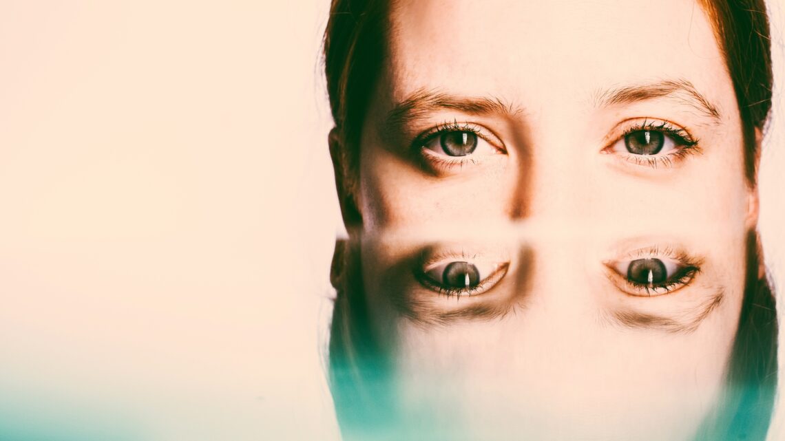 na zdjęciu: twarz kobiety odbija się w lustrzanej powierzchni, tekst o hipnozie - Hello Zdrowie