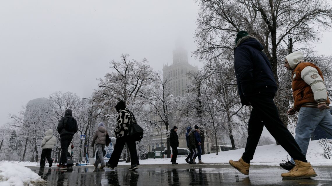 na zdjęciu: ludzie spacerujący w centrum Warszawy, tekst o tym, jak się porozumiewać bez przemocy - Hello Zdrowie