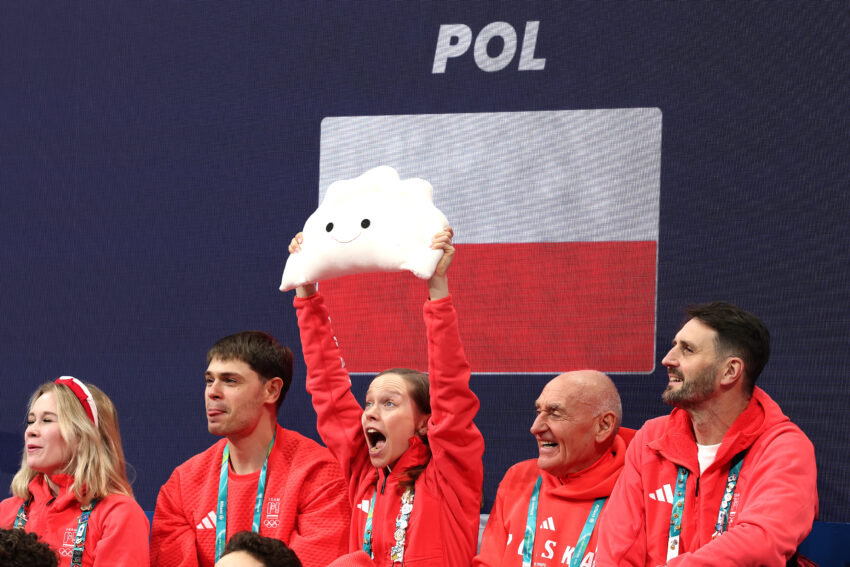 Polska reprezentacja na igrzyskach olimpijskich, Julija Szczetinin trzyma w rękach "Pieroguszkę", nieoficjalną polską maskotkę - Hello Zdrowie