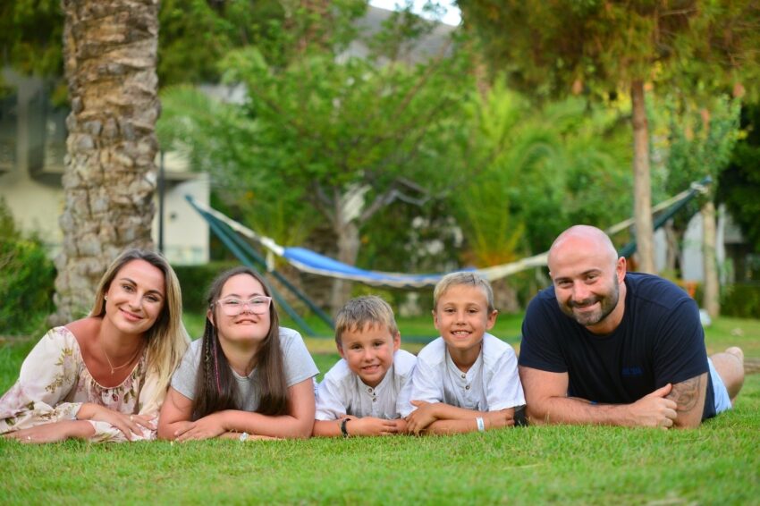 Igor Bienas z rodzeństwem i rodzicami 