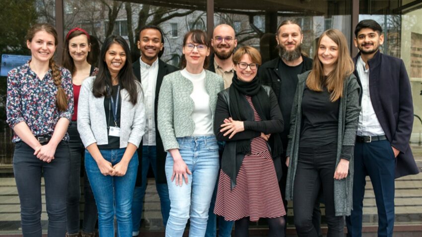 Zespół IIMCB, który opisał nową funkcję komórek LSEC. Na zdjęciu m.in. współpierwsze autorki pracy: dr Aneta Jończy (pierwsza od lewej) i dr Gabriela Żurawska (pierwsza od prawej) oraz autorka korespondencyjna i kierowniczka Laboratorium Homeostazy Żelaza dr Katarzyna Mleczko-Sanecka (druga od prawej).