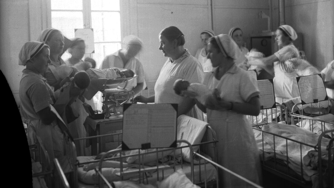 Rok 1934, Uczennice Szkoły Położnych podczas mycia i ważenia noworodków - Hello Zdrowie