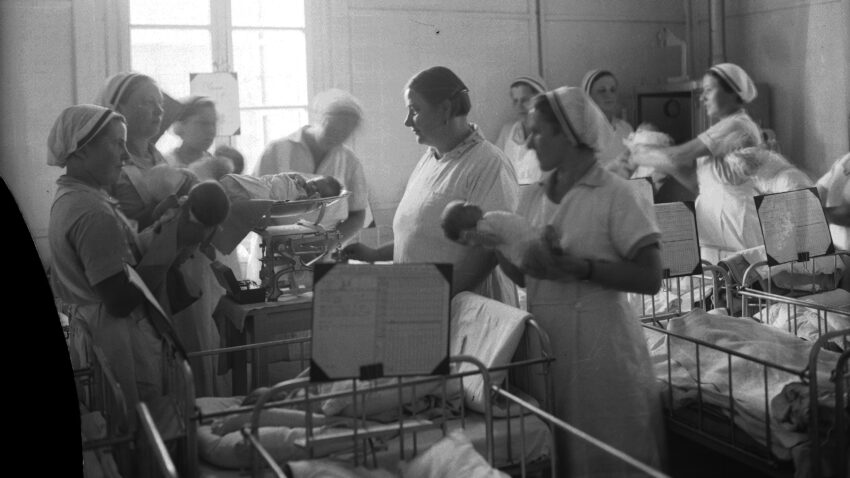 Rok 1934, Uczennice Szkoły Położnych podczas mycia i ważenia noworodków - Hello Zdrowie