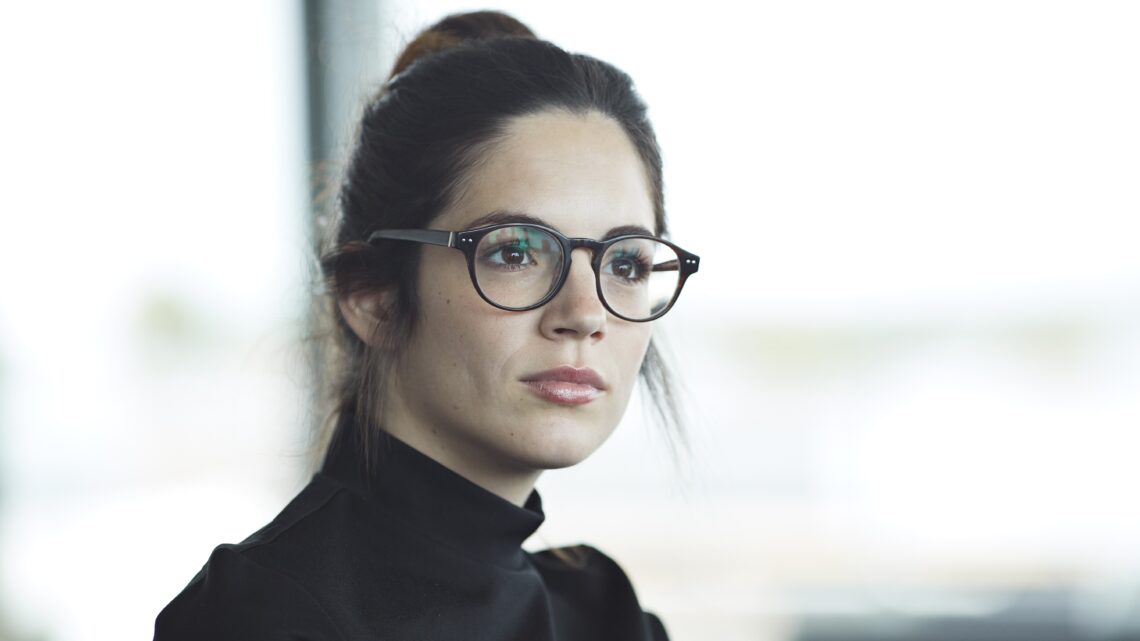 na zdjęciu: kobieta w pracy, ma zamyśloną minę; tekst o lęku wysokofunkcjonującym - Hello Zdrowie