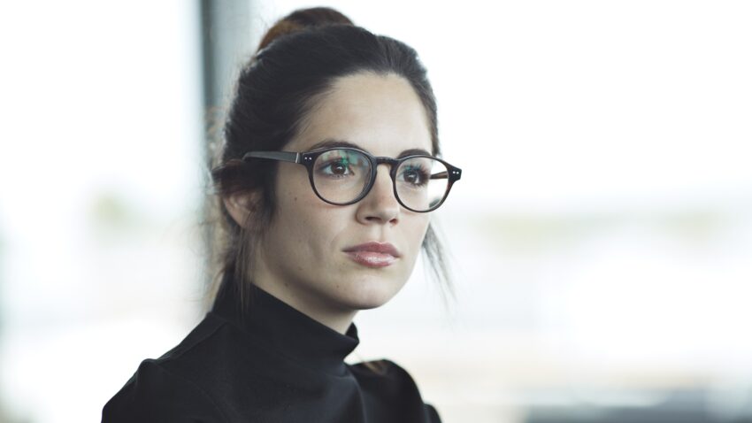 na zdjęciu: kobieta w pracy, ma zamyśloną minę; tekst o lęku wysokofunkcjonującym - Hello Zdrowie