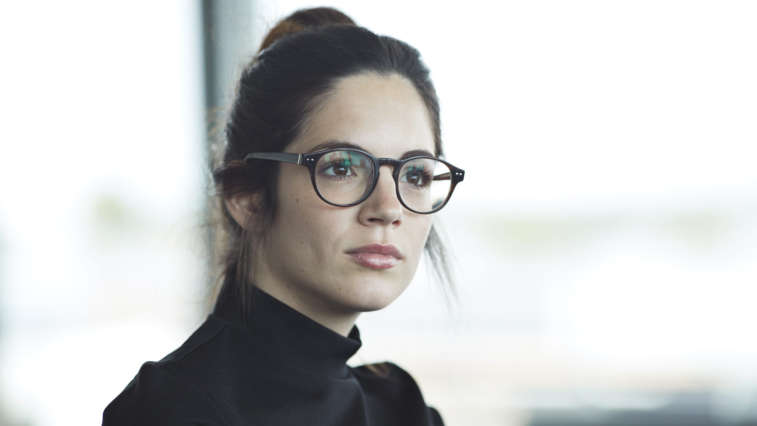 na zdjęciu: kobieta w pracy, ma zamyśloną minę; tekst o lęku wysokofunkcjonującym - Hello Zdrowie