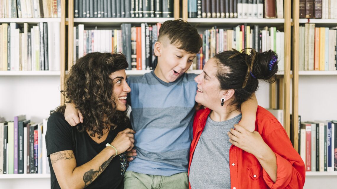 na zdjęciu: dwie kobiety i chłopiec, tekst o dwóch przyjaciółkach, które wspólnie wychowują dziecko - Hello Zdrowie