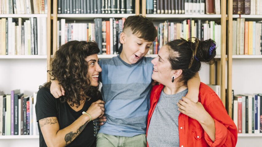 na zdjęciu: dwie kobiety i chłopiec, tekst o dwóch przyjaciółkach, które wspólnie wychowują dziecko - Hello Zdrowie