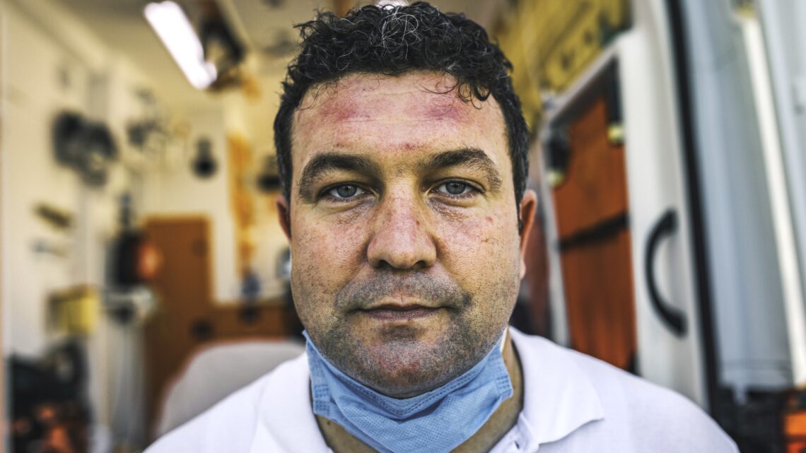 lekarz zmęczony po długim dyżurze - Hello Zdrowie