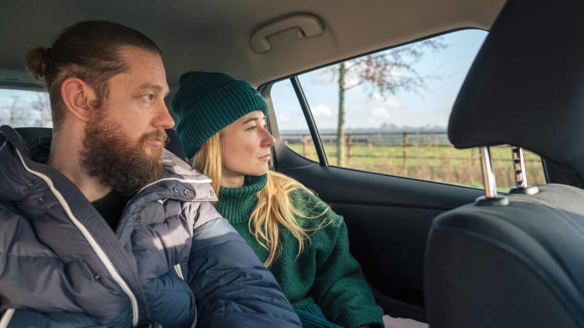 na zdjęciu: pokłócona para w samochodzie, tekst o wiosennych sporach w parach - Hello Zdrowie