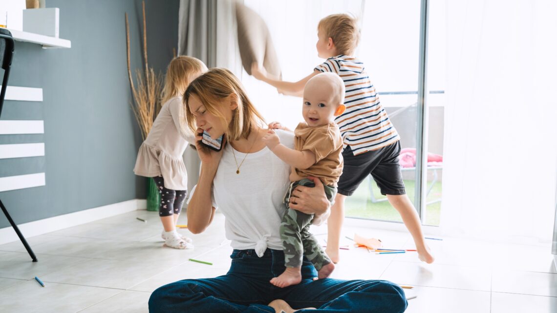 Matka w domu z trójka dzieci, rozmawiająca przez telefon - Hello Zdrowie