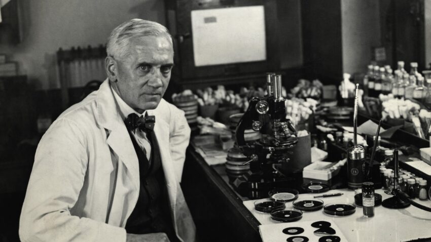 na zdjęciu: Alexander Fleming w swoim laboratorium - Hello Zdrowie