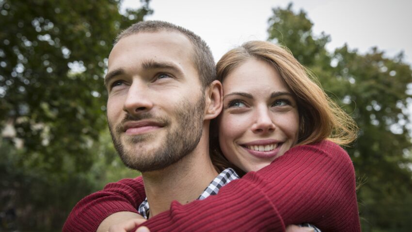 młodzi mężczyzna i kobieta, ona stoi za nim, obejmuje go - Hello Zdrowie