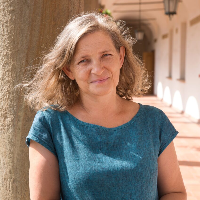 Sabina Jakubowska: „Jeśli położna jest wystarczająco silna i wierzy w rodzącą, bezpieczny poród jest możliwy nawet na górce węgla w piwnicy” – zdjęcie numer 1 Sabina Jakubowska - Hello Zdrowie