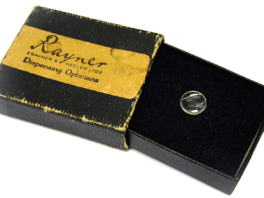 Sztuczne soczewki zaprojektowane przez Harolda Ridley'a wyprodukowała wyprodukowała brytyjska firma optyczna Rayner Ltd. - Hello Zdrowie