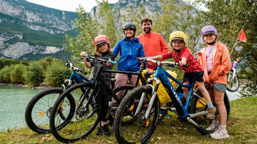 Karolina Szymańska z mężem i dziećmi nad jeziorem Garda we Włoszech - Hello Zdrowie