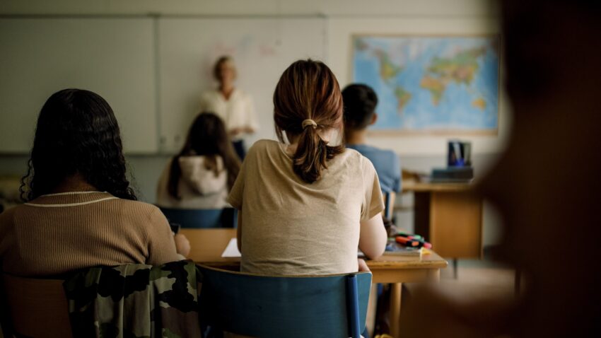 uczennice w trakcie lekcji, przed nimi stoi nauczycielka - Hello Zdrowie