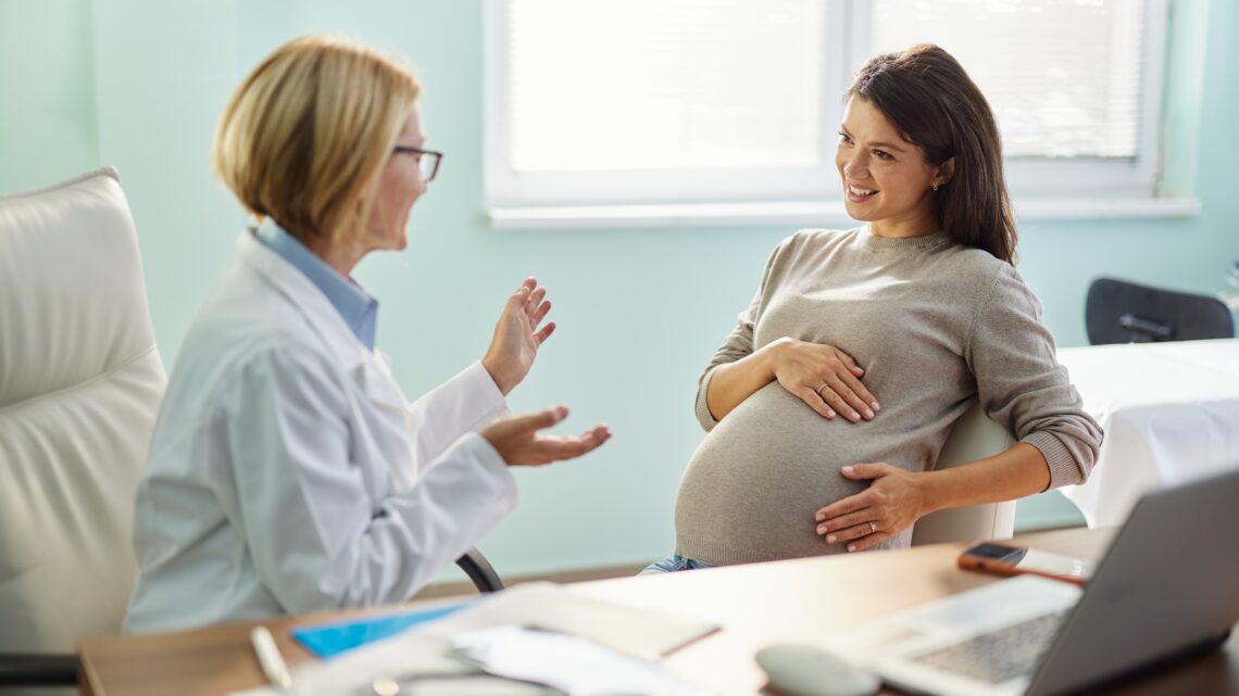 ciężarna kobieta rozmawia z lekarką - Hello Zdrowie