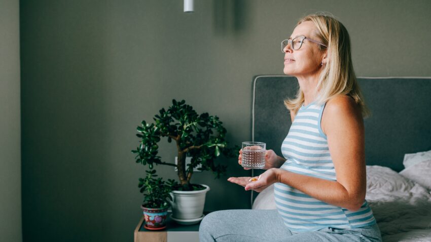 kobieta w ciąży bierze tabletki - Hello Zdrowie