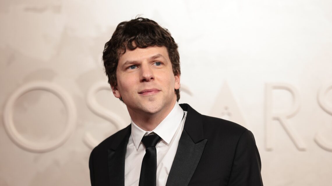 Jesse Eisenberg na gali rozdania Oscarów w 2025 r. - Hello Zdrowie