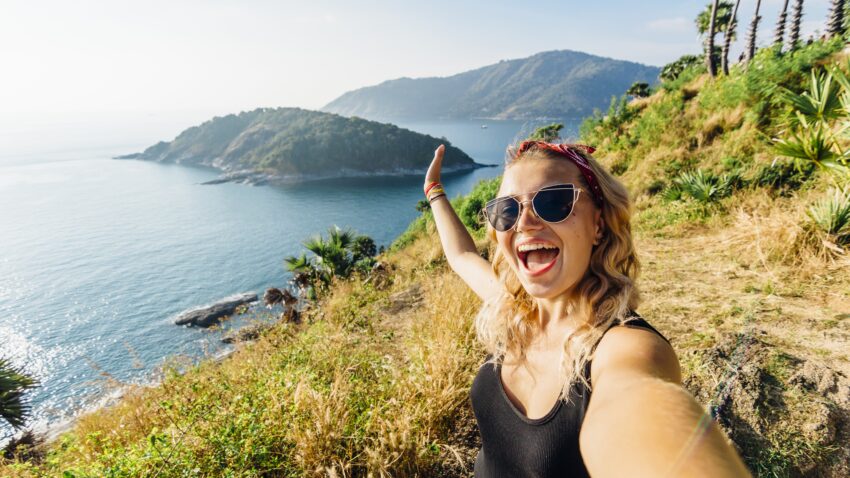 kobieta na wakacjach robi selfie na tle egzotycznych widoków - Hello Zdrowie