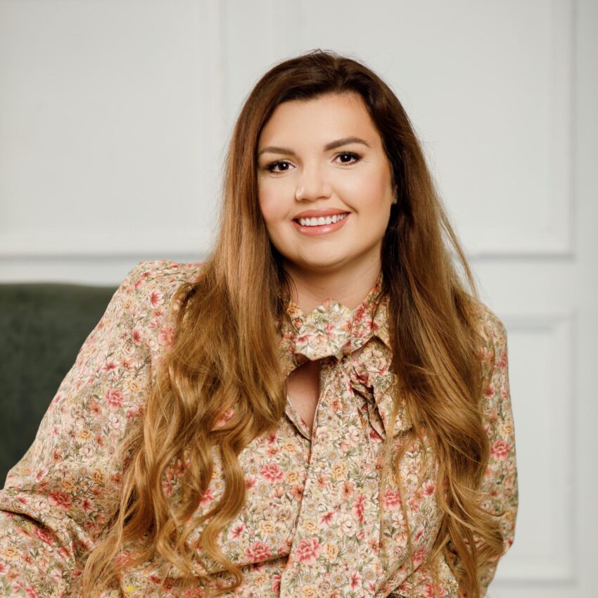 „To nie ludzie nas męczą, ale ciągłe bycie dostępnym dla innych”. Psycholożka o przeciążeniu społecznym – zdjęcie numer 1 Amanda Staniszewska - Hello Zdrowie