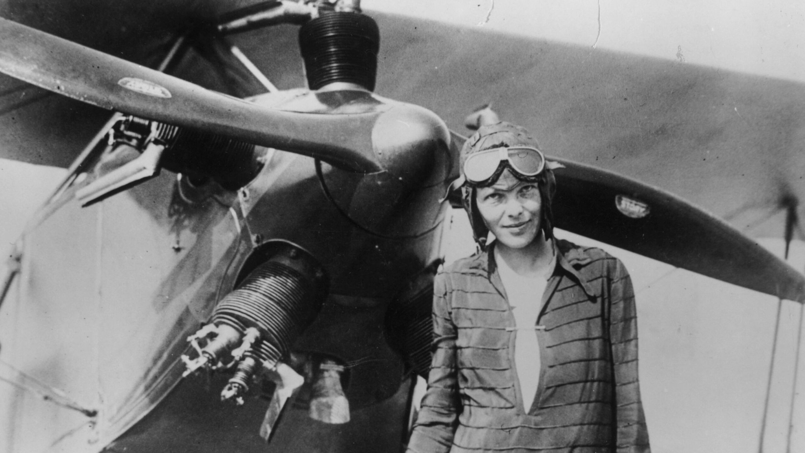 na zdjęciu: Amelia Earhart przy samolocie - Hello Zdrowie