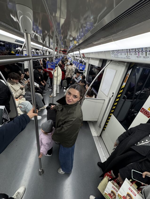 na zdjęciu: Wiktoria Wyrwa z córką w metrze - Hello Zdrowie