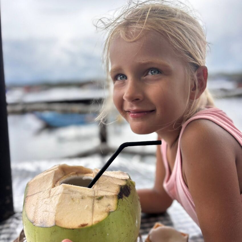 Martyna Wojtaś-Kowieska o podróży dookoła świata: „Dla naszej najmłodszej córki domem jest jacht. Miała dwa latka, kiedy wypływaliśmy w rejs” – zdjęcie numer 2 Marysia - najmłodsza pasażerka Donny. Miała dwa latka, kiedy wraz z rodzicami i rodzeństwem wyruszyła w rejs dookoła świata.
