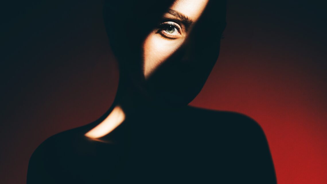 na zdjęciu: kobieta kryjąca się w cieniu - Hello Zdrowie