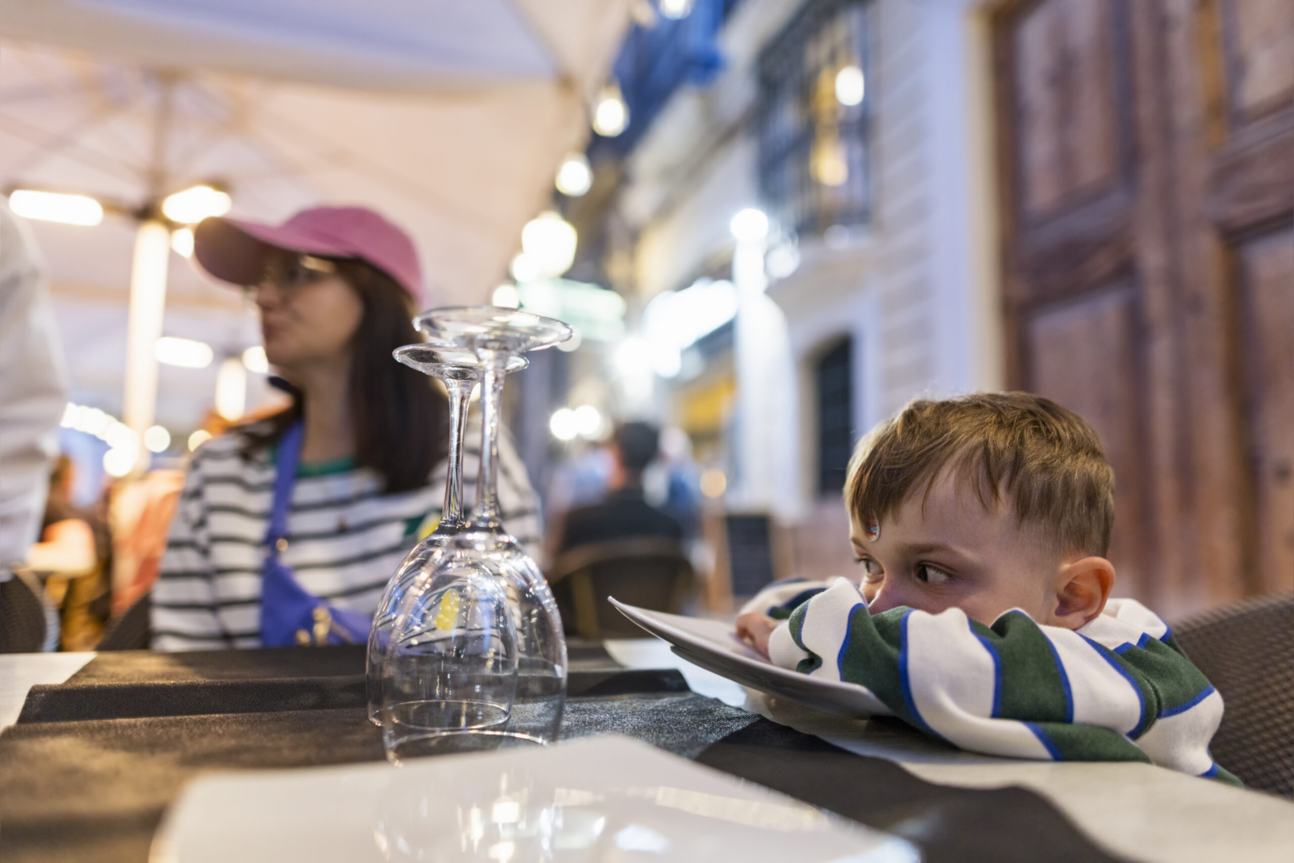 matka z dzieckiem siedzą w restauracji, na stole stoją kieliszki do wina - Hello Zdrowie