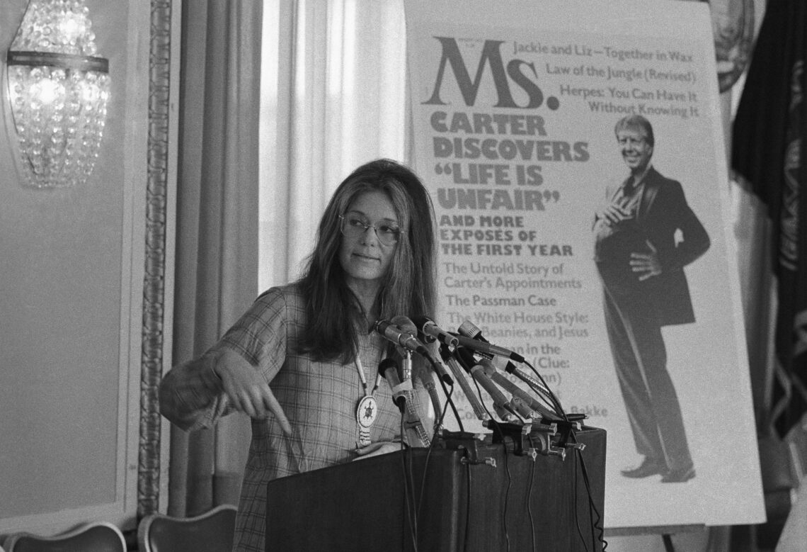 Gloria Steinem wygłaszająca przemowę - Hello Zdrowie